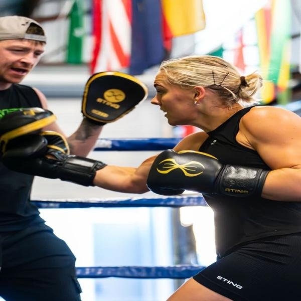 STING EVOLUTION BOXING GLOVE - 10oz - WHT/GOLD - 1030299